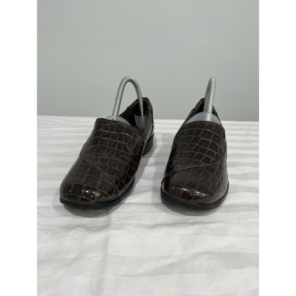Clarks Women’s Croc Embossed Patent Edge Loafer Size 8M Brown.  Work Casual - Picture 1 of 11